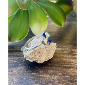 Anillo de Libélula de Plata de Ley Hecho a Mano por Zuni, con Lapislázuli y Ópalo Blanco, Patrón Geométrico, Bañado en Rodio, Talla 6, Certificado IGI - Product Image 2