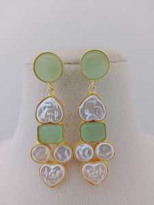 Juego de pendientes de racimo de perlas de mosaico moderno Marco de metal dorado con piedras incrustadas Latón Hecho Producto a granel Diseño personalizado - Product Image 4