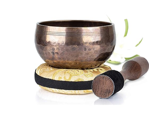 Bol chantant tibétain artisanal marron antique avec maillet en bois et coussin en soie pour la relaxation et la pleine conscience. - Product Image 1