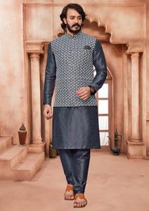 Ensemble Kurta en soie pour homme, style Maruti, avec travail en relief Lakhnavi et Koti, pour mariage et fête, pantalon Chudidar par l'Inde - Product Image 3