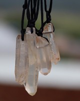 Collier minimaliste en laiton avec pendentif en cristal de quartz naturel brut, cadeau chrétien de guérison, vente en gros