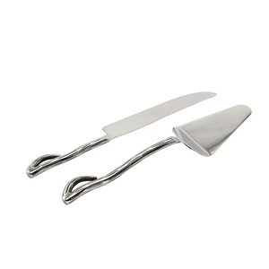 Servidor de pastel de acero inoxidable con acabado brillante de diseño curvo con diseño Premium con tamaño de hoja de 12x0x0 pulgadas - Product Image 1