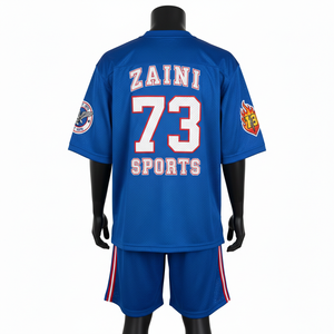 Conjunto deportivo premium de jersey de malla de poliéster transpirable de 220 GSM, con paneles a rayas azules, rojos y blancos, y logotipo estampado en serigrafía. - Product Image 2