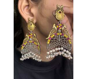 Boucles d'oreilles chandelier faites à la main en plaqué or de style paon pour femmes beaux accessoires de mariage légers avec un design personnalisé - Product Image 1