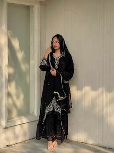 Salwar Kameez de diseño con borde recto en tela de georgette sintética gruesa de color rojo y negro para usar en las noches de Sangeet o cenas de Eid. - Product Image 5