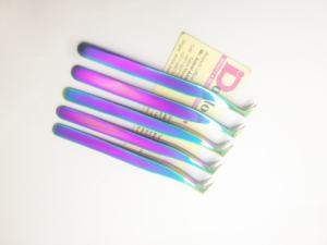 Pinzas de extensión de pestañas Mega Volume con logotipo personalizado, herramienta de belleza esencial con punta de fibra, acero inoxidable recubierto de arcoíris - Product Image 3