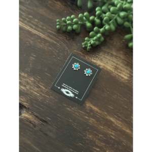 Pendientes de botón geométricos con turquesa Kingman y plata de ley engastada en bisel, hechos en Navajo - Product Image 3