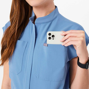 Conjuntos de uniformes Everyday Scrubs con camisa de manga corta suave y cuello alto estructurado para profesionales - Product Image 6