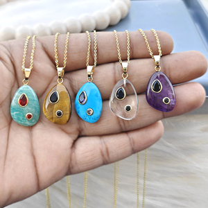 Collier hip-hop tendance en or plaqué 18 carats avec pendentif en turquoise bleu de forme irrégulière et double accent de zircone cubique violette - Product Image 4