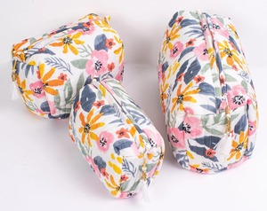 Estuche de algodón acolchado resistente al agua ecológico con estampado de bloques florales múltiples hecho a mano indio, Juego de 3 estuches de cosméticos con cremallera grande - Product Image 1