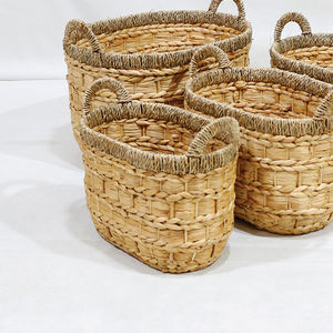Panier de rangement ovale en jacinthe d'eau tissé rustique écologique Artex Dong Thap, lot de 4 avec poignées - Product Image 4