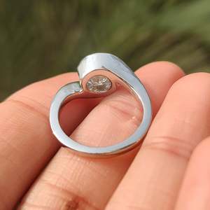 แหวนเพชรทรงโปรตุเกสแบบฝังครึ่งวงกลมดีไซน์โซลิแทร์ - Product Image 6