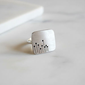 Anillo Cuadrado de Latón Grabado, Diseño Geométrico Clásico Moderno con Detalles Minimalistas - Product Image 4
