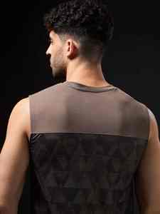 เสื้อกล้ามผู้ชายทรงเข้ารูป ผ้าฝ้ายถัก 3 มิติ ระบายอากาศ แห้งเร็ว สไตล์สตรีทแวร์ คุณภาพสูง MOQ ต่ำ รับสกรีนโลโก้ สำหรับออกกำลังกาย - Product Image 3