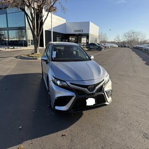 Toyota Camry 2024 Convertible Usado de Primera Calidad con Cámara Trasera, Asientos de Tela, Excelente Estado y Bajo Kilometraje - Product Image 1