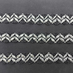 Dentelle brodée moderne fantaisie de 2 cm de large, motif zigzag cachemire, écologique et métallique - Product Image 4