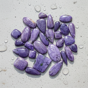 Pierres de charoïte violette naturelle certifiées, cabochons en vrac pour la fabrication de bijoux, vente en gros pour les acheteurs et les exportateurs - Product Image 1
