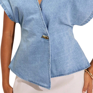 Blusa Casual de Manga Corta con Cuello en V y Botones para Mujer, Estilo Envolvente, en Mezclilla Azul Claro Lavada, para Uso Diario en la Oficina, Corte Regular - Product Image 5