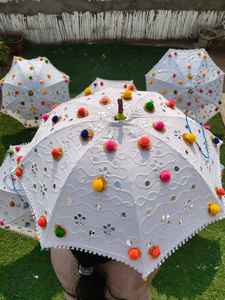Parapluie décoratif traditionnel fait main du Rajasthan avec pompons, Gota et travail de miroirs pour mariage, Mehndi, Sangeet, décoration d'événements - Product Image 4