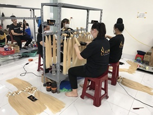 Vente en gros d'extensions de cheveux humains vietnamiens noirs naturels à clipser européens de haute qualité boucles italiennes en vrac brutes non transformées - Product Image 6