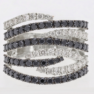 Bague élégante à plusieurs rangs en or jaune 14 carats avec diamants naturels blancs et noirs en serti de griffes alternées pour un look de luxe audacieux - Product Image 5