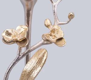 Impresionante portavelas largo de metal dorado y plateado, perfecto para una decoración elegante del hogar y para crear un ambiente cálido y acogedor - Product Image 4