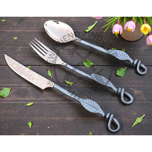 Ensemble de couverts médiévaux en acier et cuivre forgé à la main, très vendu, 3 pièces, ensemble de couverts pour le camping, salle à manger, ensemble de couverts avec manche en feuille, ensemble de fête - Product Image 1