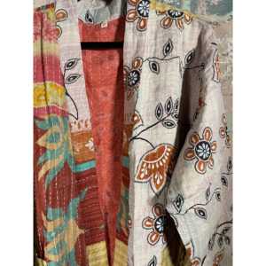 Kimono Kantha Vintage con un Toque Festivo - Product Image 1