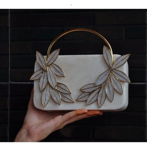 Embrague de resina hecho a mano de diseño único para mujer, cubierta colorida con cremallera, decoración de diamantes, cierre abierto para mujer a la moda - Product Image 3