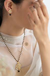 Kundan Traditionnel Noir Perle Mangalsutra pour Laiton Traditionnel Moderne avec Pendentif Plaqué Or Perle Pierre Bijoux pour Mariage - Product Image 4