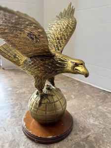 Sculpture animalière d'aigle en laiton, bronze, acier inoxydable, art commercial de table pour Diwali. - Product Image 6