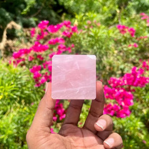 Cubo de cuarzo rosa Hermosa pieza central de piedra de ágata con tonos vibrantes y acabado natural Perfecto para altares de meditación - Product Image 1