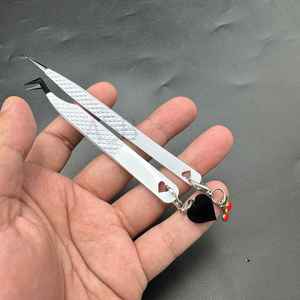 Pinzas para pestañas con agarre de diamante blanco y negro, pinzas para pestañas con punta de fibra de acero inoxidable personalizadas grabadas en corazón con dijes - Product Image 6