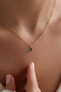 Collier miniature baguette émeraude pierre de naissance en argent sterling 925 plaqué or 14 carats, cadeau pour elle - Product Image 5