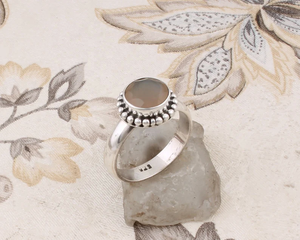 Anillo de Boda Casual/Deportivo de Plata de Ley 925 con Baño de Platino y Gema de Ágata Natural de Forma Ovalada, Diseñado y Tallado a Mano - Product Image 4