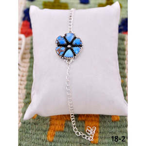 Pulsera Artesanal del Suroeste con Turquesa Golden Hills y Plata de Ley, Diseño Floral, para Regalo - Product Image 2