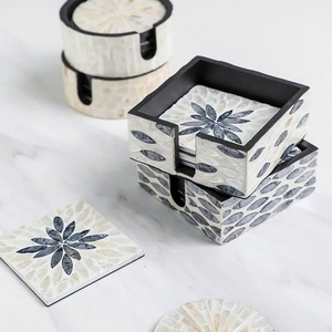 Ensemble de dessous-de-verre carrés en nacre avec mosaïque florale bleue, dessous-de-verre faits à la main, accessoires de protection de table décoratifs - Product Image 2