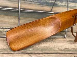 Chausse-pied en bois à long manche pour les soins des pieds des personnes âgées et le soulagement de la douleur réduisant la flexion avec la couleur rouge - Product Image 2