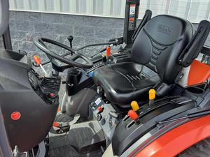 Mini tractor Kubota LX2610 original de 25HP con tracción en las cuatro ruedas, cargador frontal y cortadora para uso en jardín. - Product Image 2
