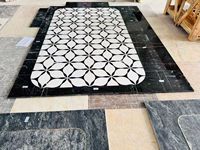 Mosaïque de marbre noir et blanc à motifs floraux en pierre naturelle, design personnalisé, jet d'eau irrégulier