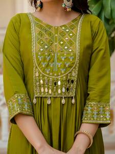 Ensemble Kurti élégant de style Anarkali brodé vert avec dupatta pour femmes - Product Image 4