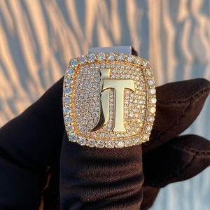 Anillo de Plata de Ley 925 con Baño de Rodio, con Letra Personalizada Incrustada con Diamantes de Moissanita VVS, Brillante y de Alto Brillo, para Uso Unisex - Product Image 1