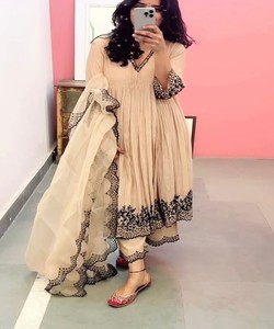 Conjunto de Lehenga de terciopelo geométrico para recepción con trabajo de espejo y bordado Zari para looks de lujo - Product Image 3