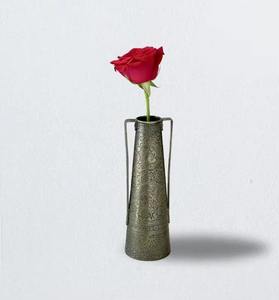 Vase en métal gravé de style vintage avec double poignée pour la décoration élégante de la maison - Product Image 1