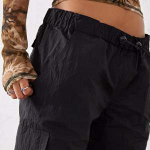 Pantalones cargo unisex de alta calidad de nailon negro con diseño bordado estilo callejero para hombres y mujeres tela personalizada - Product Image 4