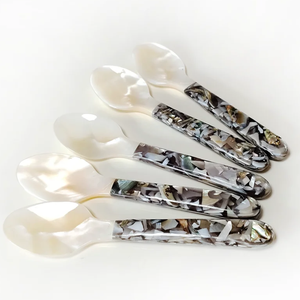 Cuillère de service en nacre de qualité supérieure pour le caviar, cuillère à long manche en coquille, fabriquée au Vietnam - Product Image 1