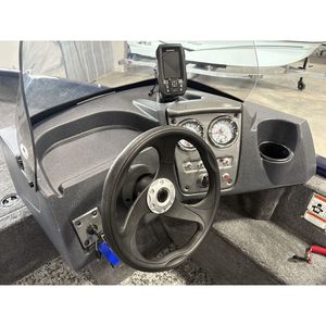 Bote de Pesca Premium Tracker Boats Pro Guide V-16 SC 2026 - Product Image 3