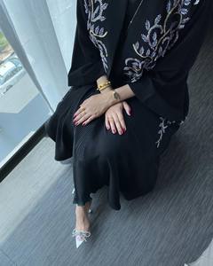 Abaya longue en satin de soie de luxe en gros pour femmes, robe musulmane sur mesure petite taille, manches à volants, anti-rides, faite à la main, de haute qualité, pour la prière - Product Image 1