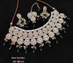 Nouveau Design Plaqué Or Perle Verte Traditionnelle & Kundan Collier Clouté Ensemble de Bijoux pour Femme - Product Image 2