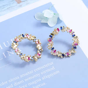 Pendientes de aro J multicolor de plata de ley con cristales - Product Image 2